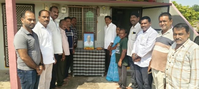 జింకల భాస్కర్ కుటుంబాన్ని పరామర్శించిన మాజీ ఎమ్మెల్యే శానంపూడి సైదిరెడ్డి