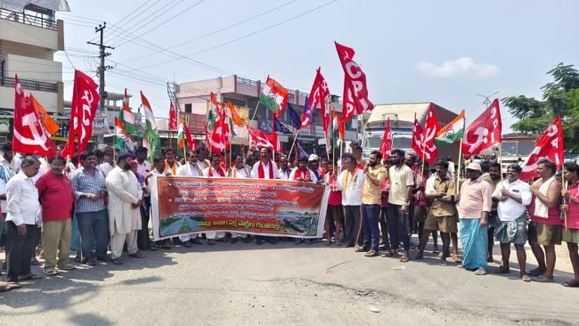 జాతీయ రహదారుల పనులు పూర్తి చేయాలి  గుంతకల్లు హనుమాన్ సర్కిల్‌లో ఫ్లైఓవర్ నిర్మించాలి  పట్టణంలో ఉదయం వేళ భారీ వాహనాలకు అనుమతించరాదు  బీరప్ప సర్కిల్‌లో రోడ్డు దిగ్బంధంలో సీపీఐ రాష్ట్ర కార్యదర్శివర్గ సభ్యుడు జగదీష్ డిమాండ్