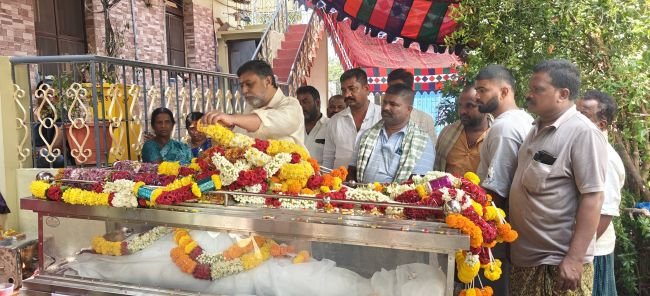 గుంతకల్లప్ప స్వామి ఆలయ ప్రధాన పూజారి బసప్ప మృతికి మాజీ ఎమ్మెల్యే వై. వెంకటరామిరెడ్డి నివాళులు