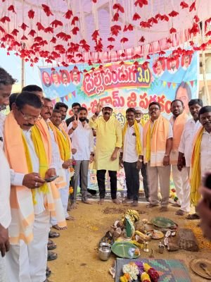 అభివృద్ధే మంత్రంగా కూటమి ప్రభుత్వం పని చేస్తోంది  పామిడిలో రూ.10 లక్షలతో సీసీ రోడ్డు నిర్మాణానికి భూమిపూజ  ఎమ్మెల్యే గుమ్మనూరు జయరాం