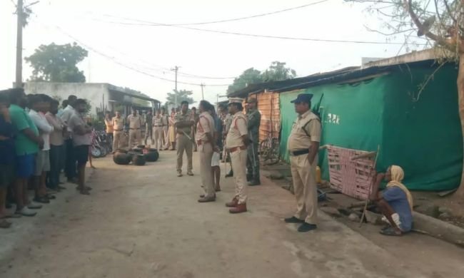 లంబాడి గూడలో పోలీసులు కార్దన్ సెర్చ్.,..
