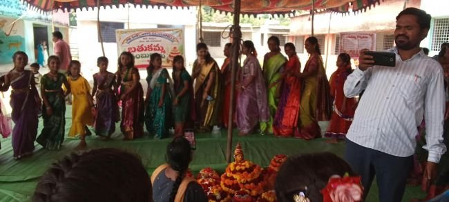 సలుగుపల్లి పాఠశాలలో ఘనంగా విద్యార్థులు బతుకమ్మ సంబురాలు