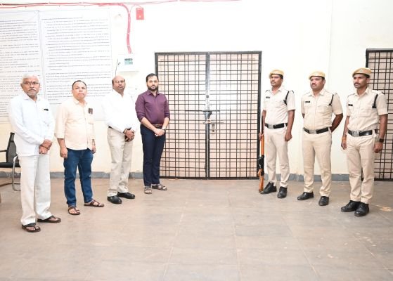 ఈవీఎం గోడౌన్‌ను పరిశీలించిన కలెక్టర్ దీపక్ తివారి