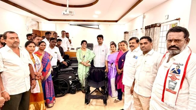 పేద రోగులకు అండగా వీల్‌చైర్ బ్యాంక్..  అనంతపురం సర్వజన ఆస్పత్రికి 10 వీల్‌చైర్లు అందజేసిన టీసీ వరుణ్