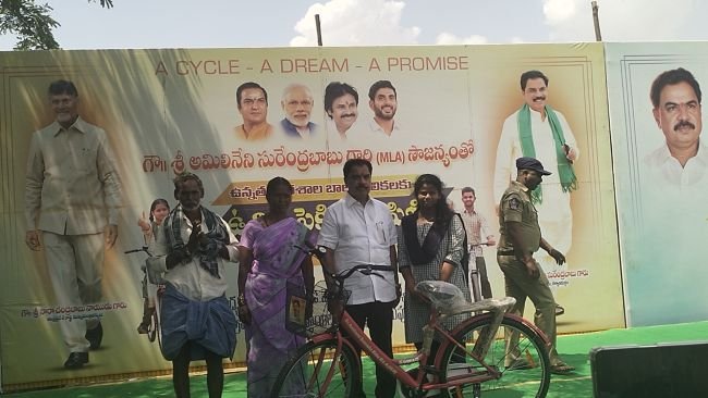 కుందుర్పి లో విద్య కింద విద్యార్థులకు600 సైకిళ్ల పంపిణి.