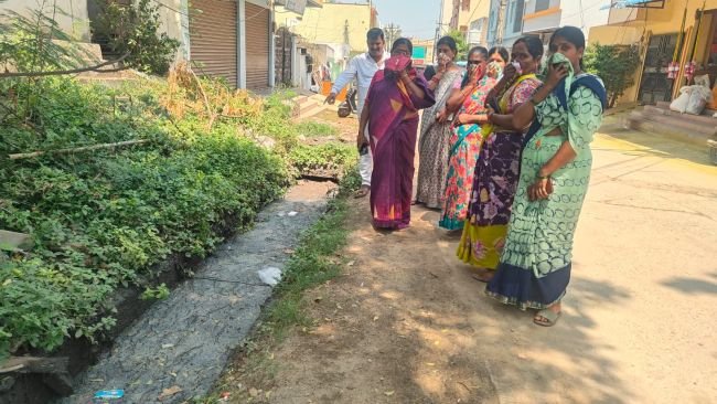 నాలాలో పేరుకుపోయిన మురుగు 