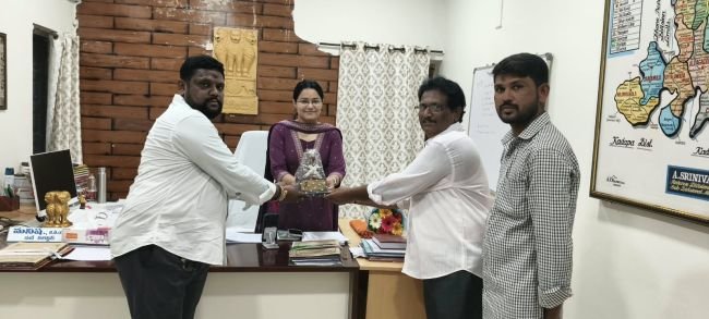 నంద్యాల సబ్ కలెక్టర్ మనీషాను కలిసిన ఎంవిఆర్పిఎస్ మరియు బీసీ నాయకులు