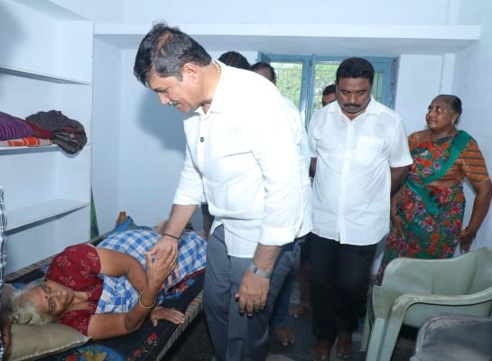 అనారోగ్యంతో బాధపడుతున్న కుటుంబాలను పరామర్శించిన........ ఎమ్మెల్యే ధూళిపాళ్ల