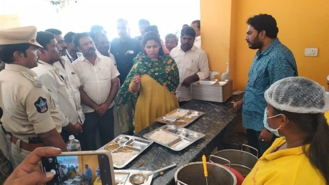 అన్నా క్యాంటీన్లో నాసిరకం ఆహారం పెడుతున్నారన్న కథనాలు అవాస్తవం. ఎమ్మెల్యే భూమా అఖిలప్రియ