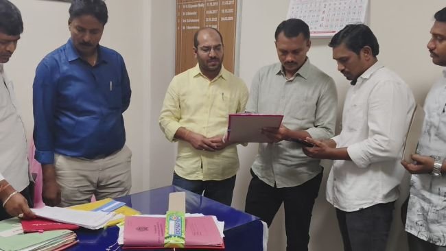 మహబూబాబాద్ కలెక్టరేట్ లో ఏసీబీ సోదాలు 