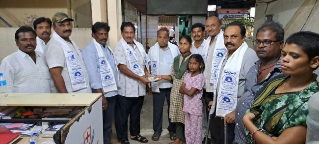 అనారోగ్యంతో బాధపడుతున్న మహిళకు 12 వేలు ఆర్థిక సహాయం