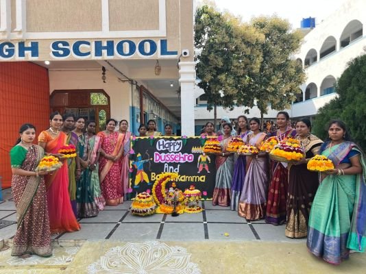 నోబుల్ హై స్కూల్ లో ఘనంగా బతుకమ్మ వేడుకలు 