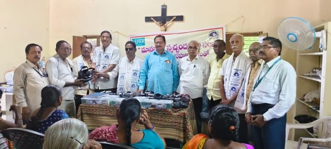 కుష్టు, బోదకాలు బాధితులకు మానవత చేయూత..  రూ.25 వేల విలువైన మెడికల్ కిట్లు, పాదరక్షలు, పండ్ల పంపిణీ…
