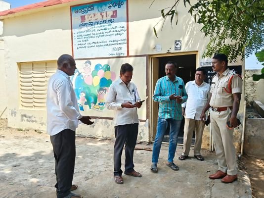 స్థానిక ఎన్నికలకు పోలీసుల సన్నద్ధత   జిల్లా వ్యాప్తంగా పోలింగ్ కేంద్రాల తనిఖీ.. మౌలిక వసతులు, భద్రతా ఏర్పాట్లపై పరిశీలన   ఎస్పీ పి. జగదీష్ ఆదేశాలతో రంగంలోకి రెవెన్యూ, పోలీసు బృందాలు