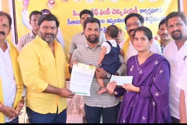 లబ్ధిదారు కుటుంబానికి 10 లక్షలు సీఎంఆర్ఎఫ్ చెక్కు పంపిణి చేసిన ఎమ్మెల్యే విజయ్ చంద్ర…