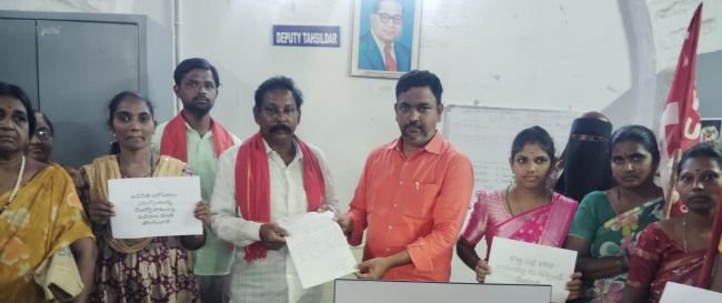 విఆర్ఓ పై చర్యలు తీసుకోవాలని వ్యవసాయ కార్మిక సంఘం వినతి