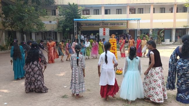 తెలంగాణ మోడల్ స్కూల్‌లో  ముందస్తుగా ఘనంగా బతుకమ్మ వేడుకలు.