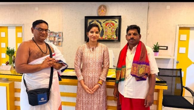 పైడితల్లి అమ్మవారి పండగకు చిన్న శ్రీను, వారి కుమార్తె సిరమ్మ ను ఆహ్వానించిన పూజారులు