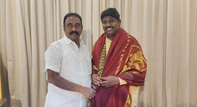 ఎమ్మెల్యే కావ్య కృష్ణారెడ్డిని మర్యాదపూర్వకంగా కలిసిన రాష్ట్రఆర్యవైశ్య కార్పొరేషన్ చైర్మన్ డూండీ రాకేష్