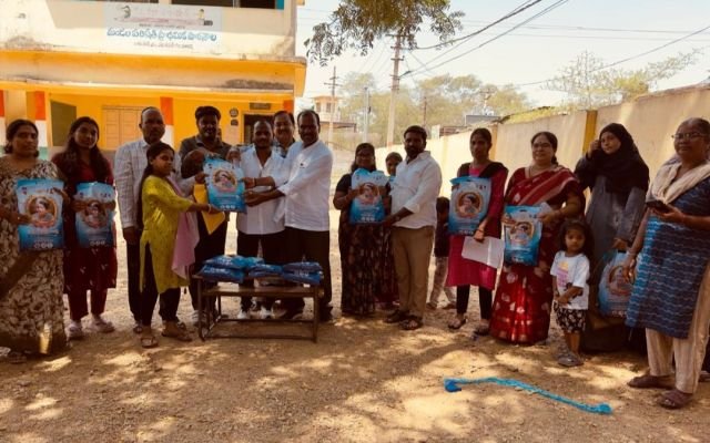 మీర్ పేటలో ఘనంగా బతుకమ్మ చీరల పంపిణీ 