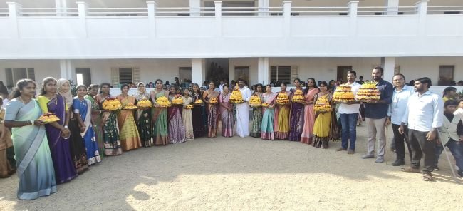 వేద పాఠశాలలో ముందస్తు బతుకమ్మ సంబరాలు