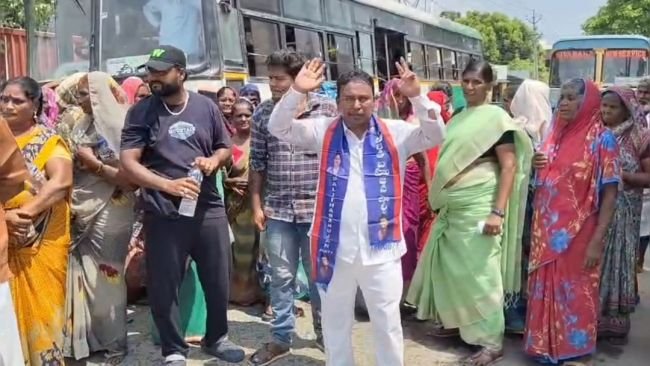 మసీదు సమీపంలో మద్యం దుకాణం వద్దు.. స్థానికుల నిరసన