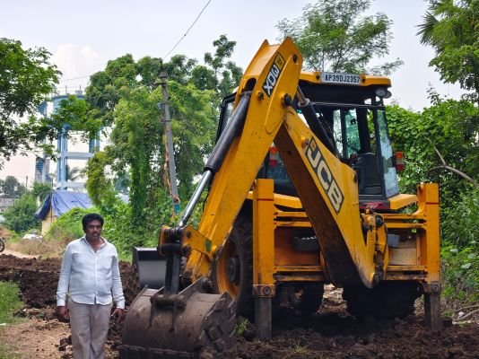 రైతుల కష్టాలు చూసి చలించిన మాతృహృదయం.. సొంత ఖర్చులతో డొంక దారి బాగు చేసిన పోకల శ్రీనివాసరావు