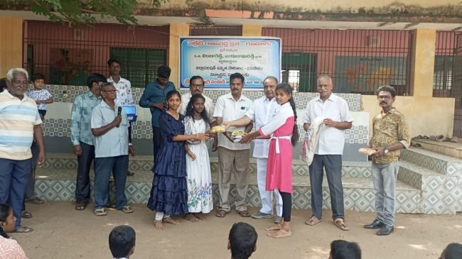 ఉన్నత పాఠశాలకు క్రీడా పరికారలు