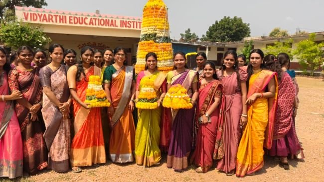 తెలంగాణ సంస్కృతి, సంప్రదాయాలకు ప్రతీక బతుకమ్మ పండుగ - విద్యార్థి విద్యాసంస్థల అధ్యర్యంలో బతుకమ్మ సంబురాలు 