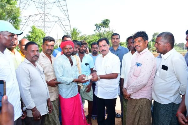 చౌడేశ్వరి దేవి అమ్మవారికి 50 వేలు విరాళం ఇచ్చిన ఎమ్మెల్యే 
