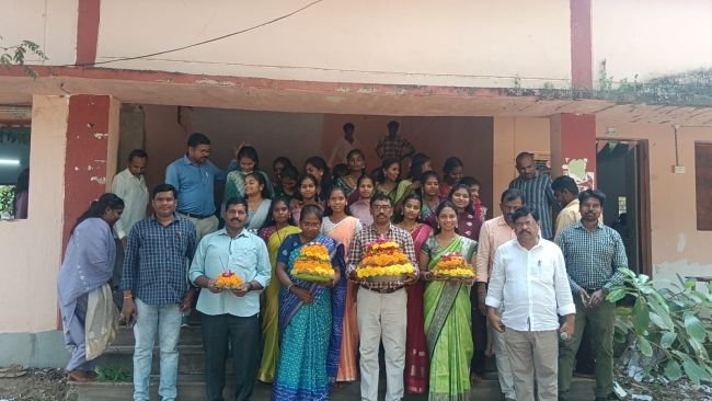 పూల సోయగాల నడుమ బతుకమ్మ సంబరాలు తిర్యాణి ప్రభుత్వ జూనియర్ కళాశాలలో సందడి