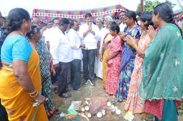 కసుకర్రు గ్రామంలో పల్లె పండుగ 3.0 - పలు అభివృద్ధి పనులకు శంకుస్థాపన చేసిన....... ఎమ్మెల్యే ధూళిపాల 