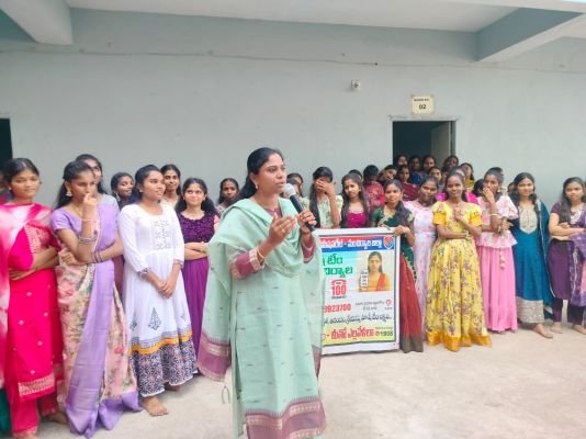 విద్యార్థులతో కలిసి బతుకమ్మ సంబరాల్లో పాల్గొన్న షీ టీమ్ ఎస్‌ఐ ఉషారాణి