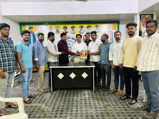 దుర్గామాత విగ్రహా ప్రతిష్టకు ఎమ్మెల్యేకు ఆహ్వానం ...