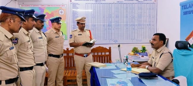 సూర్యాపేట పట్టణ  పోలీసు స్టేషన్ ను  ఆకస్మికంగా తనిఖీ చేసినా.... ఎస్పీ నరసింహా ఐపీఎస్.....