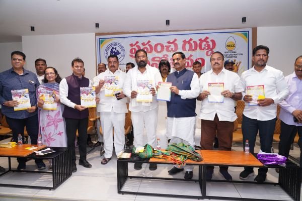 గుడ్లు తినండి ఆరోగ్యంగా ఉండండి: మంత్రి వాకాటి శ్రీహరి 