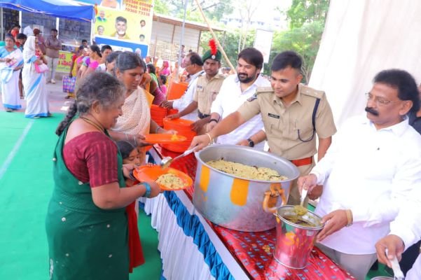 పేదలు, గర్భిణులకు భోజన వితరణ   పాల్గొన్న పల్నాడు జిల్లా ఎస్పీ