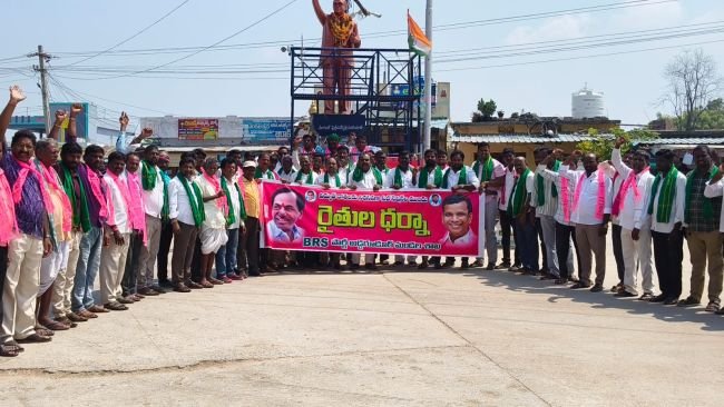 విద్యుత్‌ కోతలపై రైతులతో కలిసి ధర్నా నిర్వహించిన బిఆర్ఎస్ పార్టీ మండల అధ్యక్షులు కొమ్మిడి ప్రభాకర్ రెడ్డి,  చిప్పలపల్లి మహేందర్ నాథ్.*
