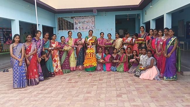 శ్రీ చైతన్య టెక్నో స్కూల్‌లో ఘనంగా ముందస్తు బతుకమ్మ వేడుకలు