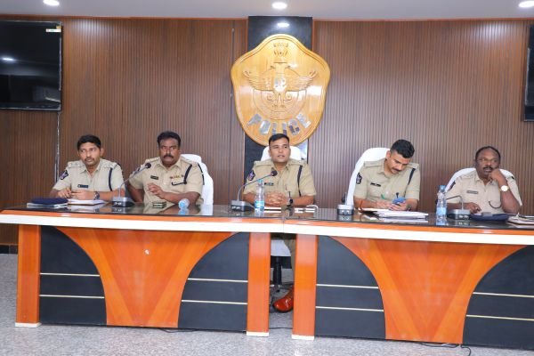 ముందస్తు చర్యలతో నేరాల నియంత్రణ చేపట్టాలి:జిల్లా ఎస్పీ జగదీష్ ఆదహళ్లి  