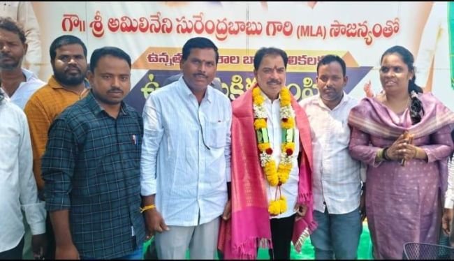 విద్యాచక్రం కార్యక్రమంలో ఎమ్మెల్యే సురేంద్ర బాబుకు ఉపాధ్యాయులు సన్మానం.