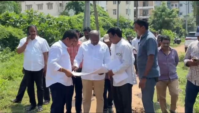 సుజాతనగర్ రోడ్డు పనులపై స్పెషల్ ఫోకస్.. క్షేత్రస్థాయిలో ఎమ్మెల్యే పంచకర్ల రమేష్ బాబు!