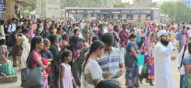 పండగ వేల ప్రయాణికుల పాట్లు.....!