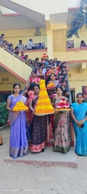 గాయత్రి స్కూల్లో ఘనంగా బతుకమ్మ సంబరాలు*