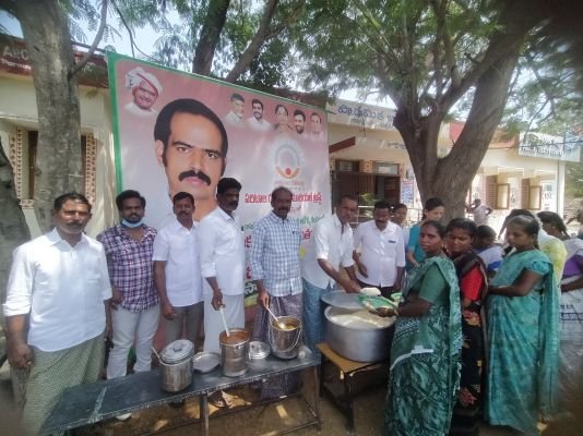 గర్భవతులకు  భోజన సదుపాయాన్ని అందించిన పరిటాల రవీంద్ర ట్రస్ట్