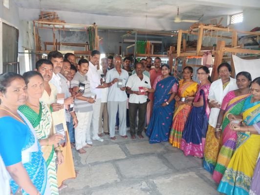 చేనేత కార్మికులకు ఉచితంగా కంటి అద్దాల పంపిణీ  ఆలేరు,మేజర్ న్యూస్:  చేనేత కార్మికుల ఆరోగ్య పరిరక్షణలో భాగంగా 61 మందికి ఉచితంగా కంటి అద్దాలను పంపిణీ చేశారు.హ్యాండ్లూమ్ వీవర్స్ కో ఆపరేటివ్ సొసైటీ చైర్మన్ దాసి శంకర్,వైద్యాధికారి డాక్టర్ హైమావతి చేతుల మీదుగా అద్దాలను అందజేశారు.గతంలో ప్రభుత్వ విప్,ఆలేరు ఎ