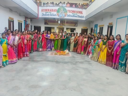 హైదరాబాద్ టెక్నో స్కూల్లో ఘనంగా బతుకమ్మ వేడుకలు 