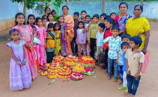 బతుకమ్మ వేడుకలలో పాల్గొన్న ప్రసన్న రాబర్ట్*