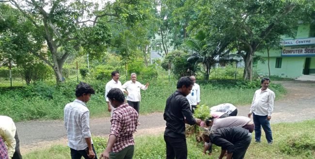 పరిసరాలు శుభ్రపర్చుకోవటం అభినందనీయం 