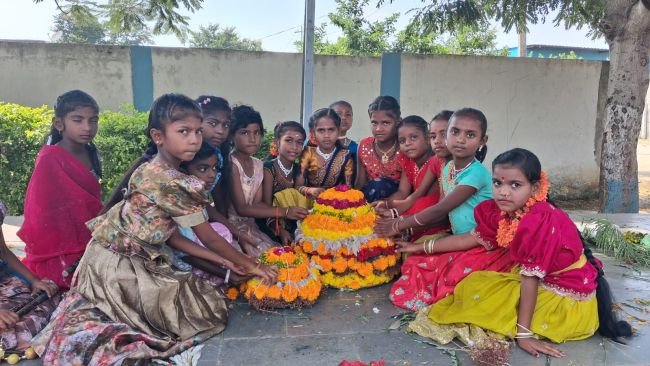 తీరొక్క పూలతో బతుకమ్మ బతుకమ్మ సంబరాలు 